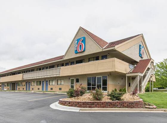 Motel 6 Overland Park, KS allows check-in for 18 year-old guests
