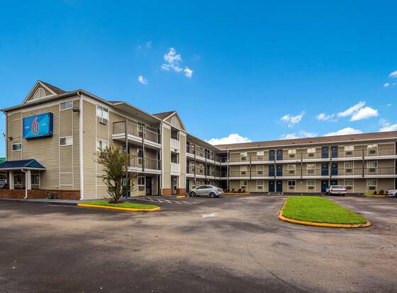 Studio 6 Jacksonville, FL - South allows check-in for 18 year-old guests