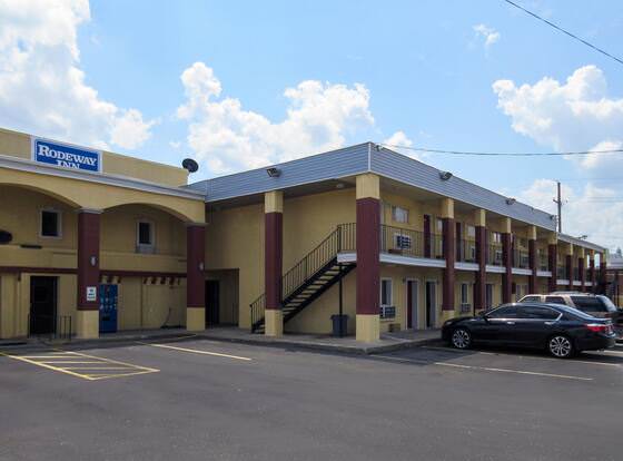 Rodeway Inn allows check-in for 18 year-old guests