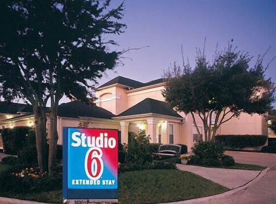 Studio 6 Dallas, TX - Garland - Northeast allows check-in for 18 year-old guests