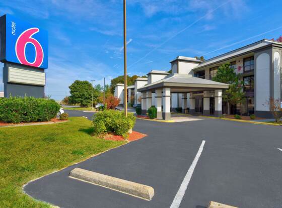 Motel 6 Seaford, DE allows check-in for 18 year-old guests