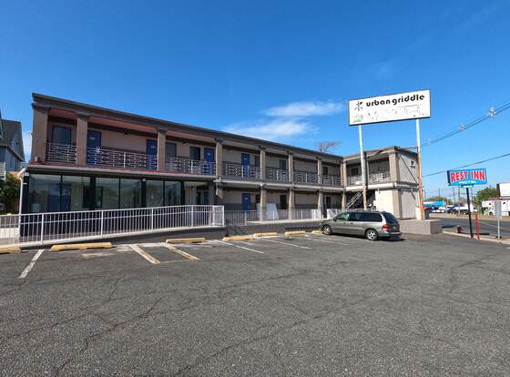 Rest Inn - Elizabeth allows check-in for 18 year-old guests