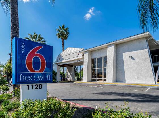Motel 6 Redlands, CA allows check-in for 18 year-old guests