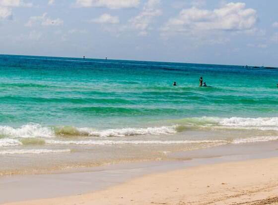 713 Miami Beach Apartments by SV Rentals allows check-in for 18 year-old guests