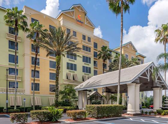 Comfort Suites Maingate East allows check-in for 18 year-old guests