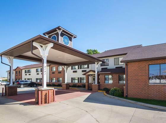 Motel 6 Waterloo, IA - Crossroads Mall - Cedar Falls allows check-in for 18 year-old guests