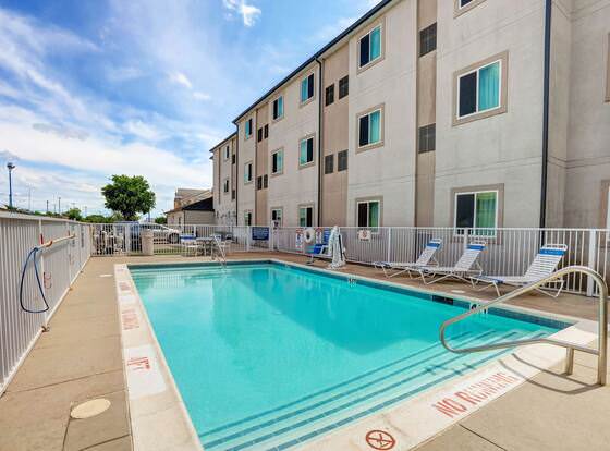 Motel 6 Weatherford, TX allows check-in for 18 year-old guests