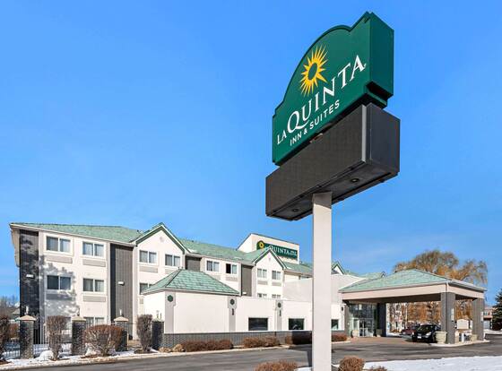La Quinta Inn & Suites by Wyndham Logan allows check-in for 18 year-old guests