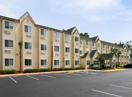 Hometown Inn & Suites Jacksonville - Butler Blvd./Southpoint allows check-in for 18 year-old guests