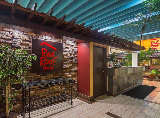 Red Roof Inn & Conference Center Lubbock allows check-in for 18 year-old guests