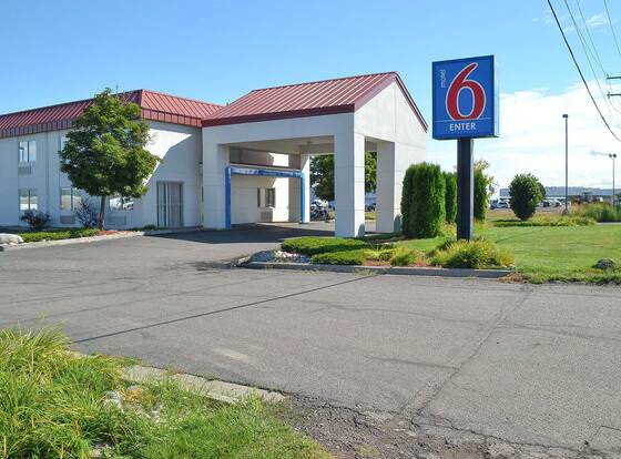 Motel 6 Billings, MT - North allows check-in for 18 year-old guests