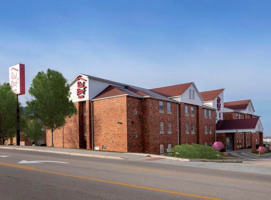 Red Roof Inn St Robert - Ft Leonard Wood allows check-in for 18 year-old guests