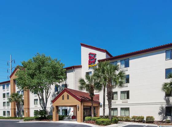 Red Roof Inn PLUS+ Gainesville allows check-in for 18 year-old guests