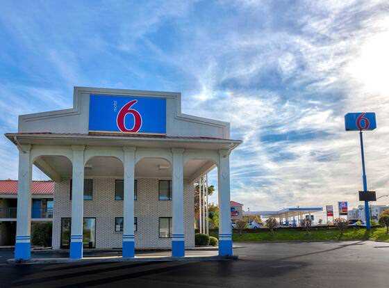 Motel 6 Cookeville, TN allows check-in for 18 year-old guests