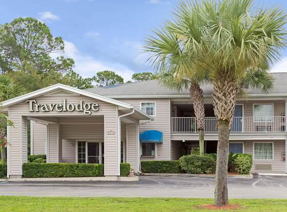 Travelodge Suites by Wyndham MacClenny allows check-in for 18 year-old guests