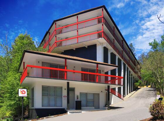 Gatlinburg View Lodge allows check-in for 18 year-old guests