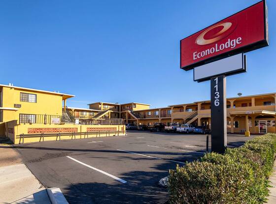 Econo Lodge near the University of Arizona allows check-in for 18 year-old guests