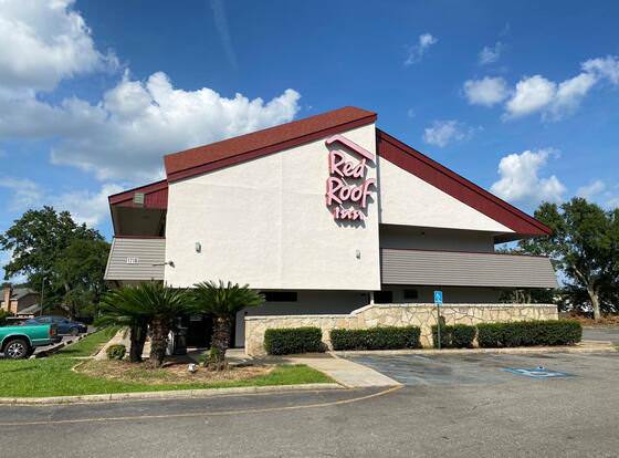 Red Roof Inn Lafayette, LA allows check-in for 18 year-old guests