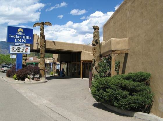 Indian Hills Inn Taos Plaza allows check-in for 18 year-old guests