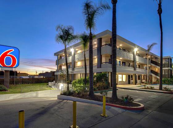 Motel 6 San Diego, CA – near Sea World allows check-in for 18 year-old guests