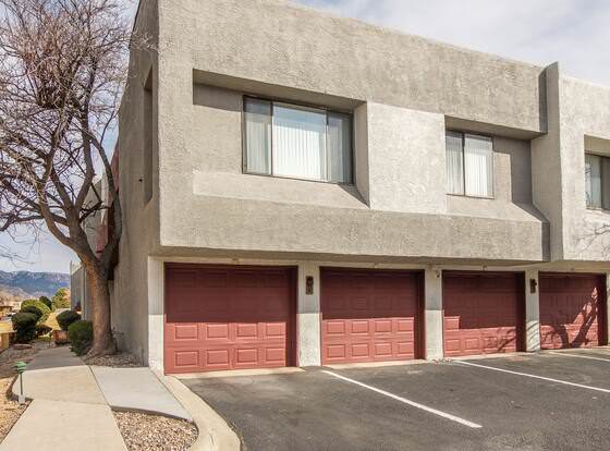 2 Bedroom Apartment w/ Pool, Balcony & WiFi by Frontdesk allows check-in for 18 year-old guests