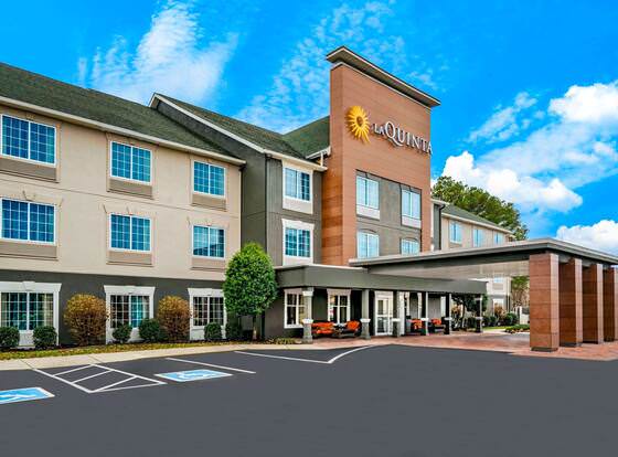 La Quinta Inn & Suites by Wyndham Cookeville allows check-in for 18 year-old guests
