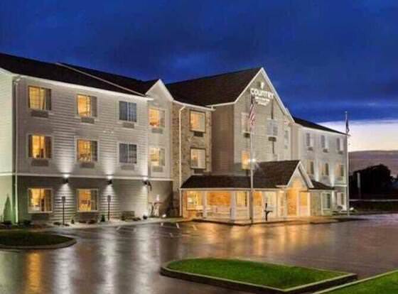 Country Inn & Suites by Radisson, Hiram, GA allows check-in for 18 year-old guests