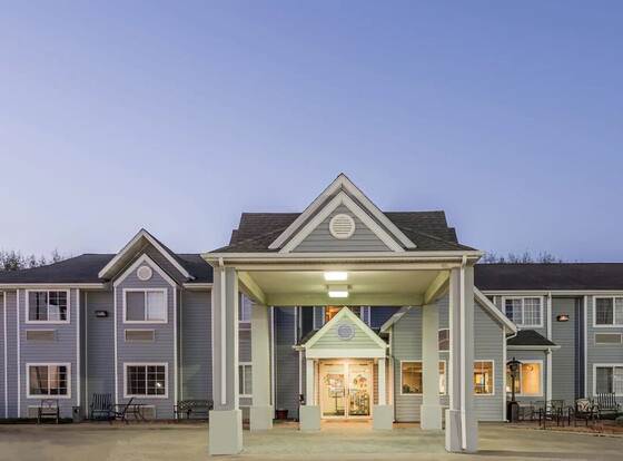 Boarders Inn & Suites by Cobblestone Hotels - Brush allows check-in for 18 year-old guests