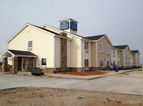 Cobblestone Inn & Suites - Anthony allows check-in for 18 year-old guests