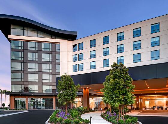 Hilton Garden Inn Anaheim Resort allows check-in for 18 year-old guests