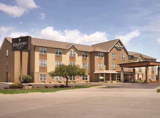 Country Inn & Suites by Radisson, Moline Airport, IL allows check-in for 18 year-old guests