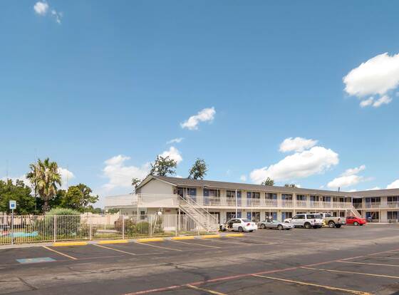 Motel 6 Fort Worth, TX - Seminary allows check-in for 18 year-old guests