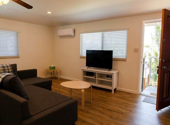 Peaceful 1-bedroom in South Bay allows check-in for 18 year-old guests