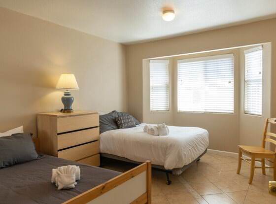Cozy 2-bedroom in East Palo Alto allows check-in for 18 year-old guests