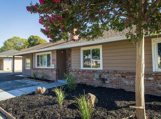 Cozy, 4-bedroom Near Concord Bart allows check-in for 18 year-old guests