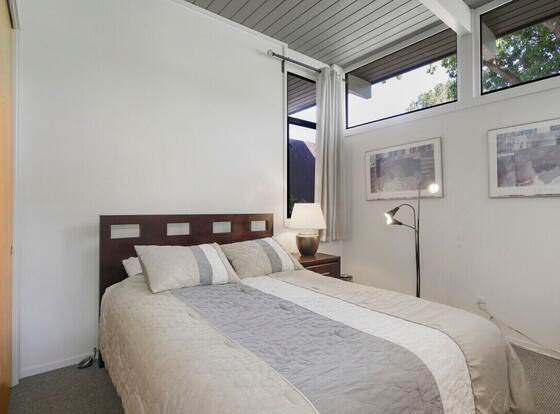 Cute and Cozy Studio in Palo Alto allows check-in for 18 year-old guests