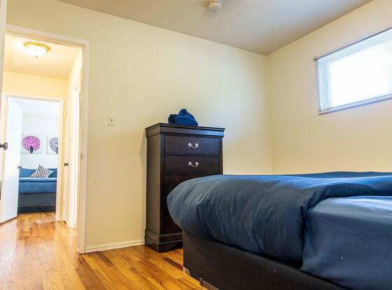 Sunny Palo Alto Two Bed allows check-in for 18 year-old guests