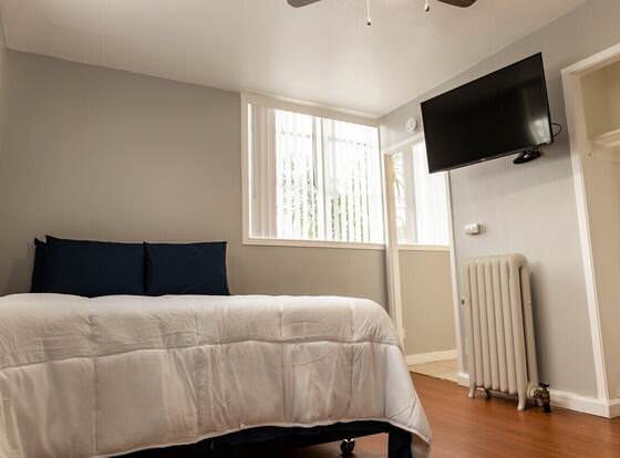 Cozy Studio Nestled in the Heart of West Oakland allows check-in for 18 year-old guests