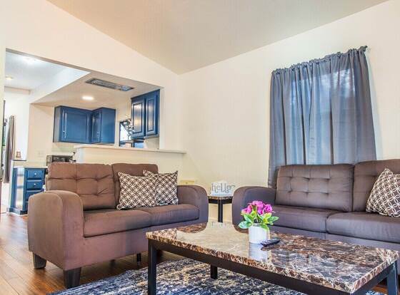 Cozy Oakland 2 Bedroom w/ Backyard allows check-in for 18 year-old guests