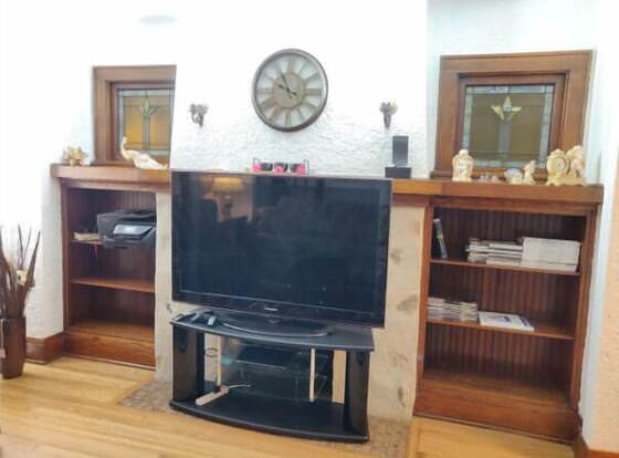 Charming Shorewood Home Close to Lake Michigan allows check-in for 18 year-old guests