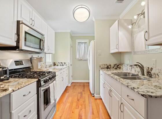 Updated 1-bedroom House in Baton Rouge allows check-in for 18 year-old guests