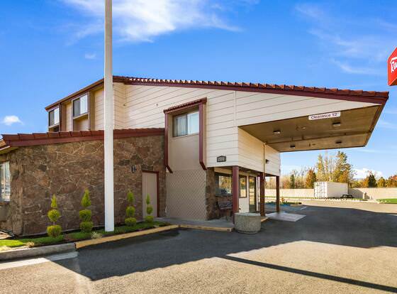 Red Roof Inn & Suites Medford - Airport allows check-in for 18 year-old guests