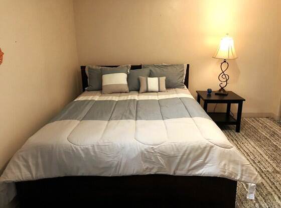 Simple, Cozy 1-bed Close to University of Kansas allows check-in for 18 year-old guests