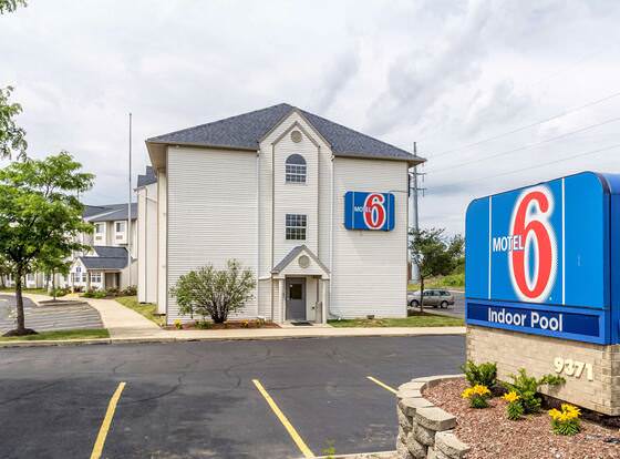 Motel 6 Streetsboro, OH allows check-in for 18 year-old guests
