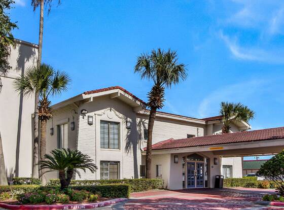 Studio 6 Baytown, TX - Garth Road allows check-in for 18 year-old guests