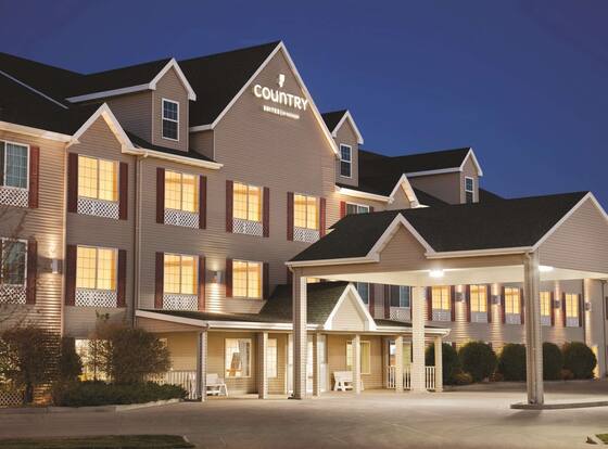 Country Inn & Suites by Radisson, Bismarck, ND allows check-in for 18 year-old guests