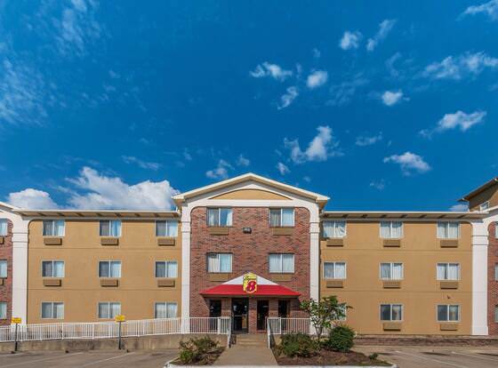 Super 8 by Wyndham Denton allows check-in for 18 year-old guests