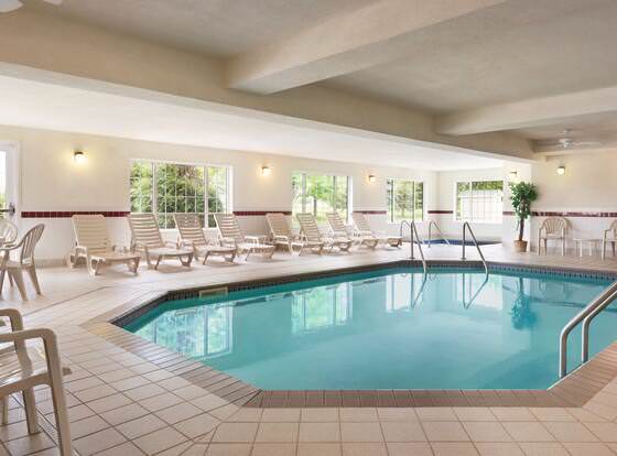 Country Inn & Suites by Radisson, Mankato Hotel and Conference Center, MN allows check-in for 18 year-old guests