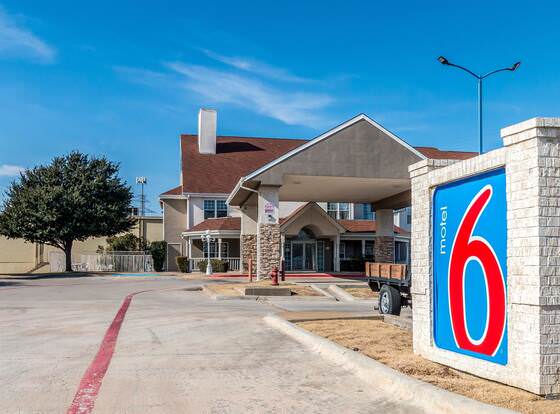 Motel 6 North Richland Hills, TX - NE Fort Worth allows check-in for 18 year-old guests