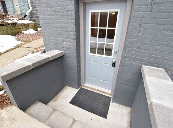 Modern Meets Vintage! Renovated 1 BR in Milwaukee allows check-in for 18 year-old guests